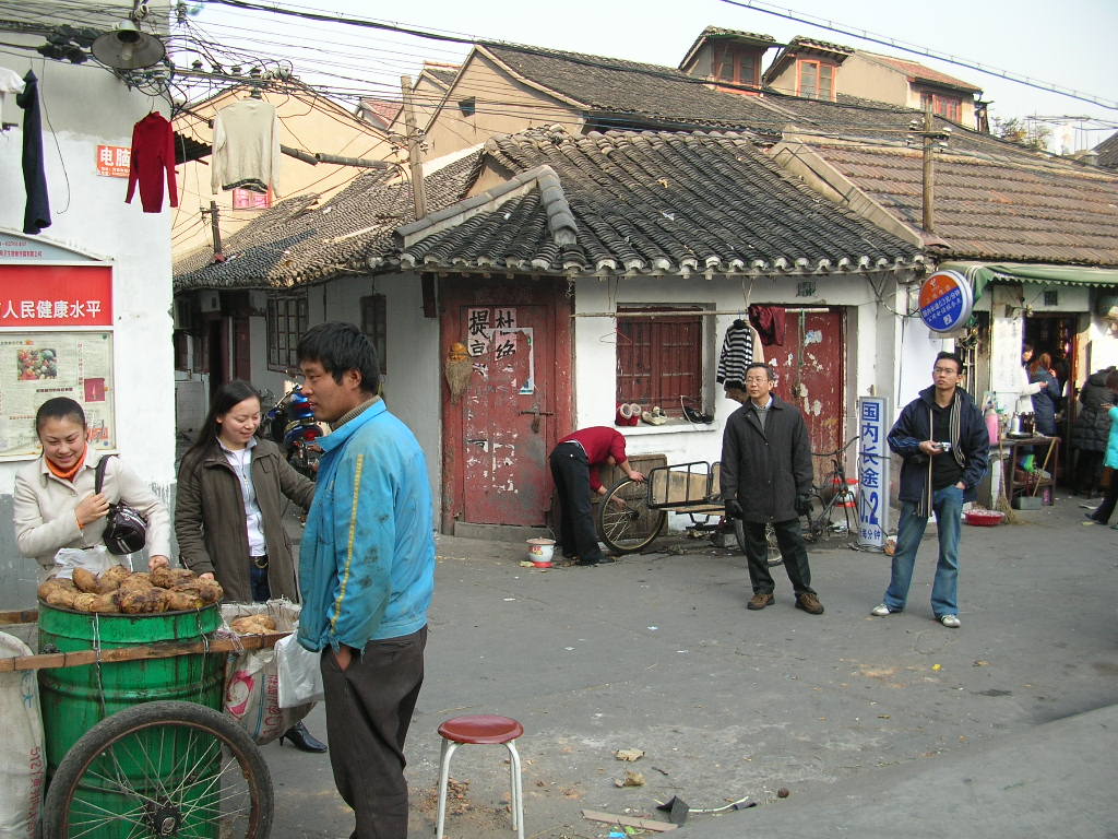 上海　人民路の内側に見たもの by tetsushi